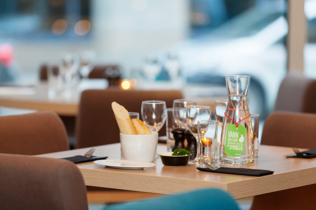 Copyright: Haakon Brox Restaurantbord dekket til middag, Scandic Byparken